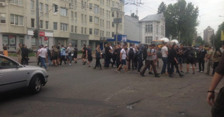 Супротивники Маршу рівності заблокували дорогу під Шевченківським РУВС з вимогою звільнити затриманих Супротивники Маршу рівності заблокували дорогу під Шевченківським РУВС з вимогою звільнити затриманих