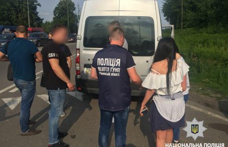 Поліція затримала чоловіка, який вивозив з України дівчат для сексуальної експлуатації
