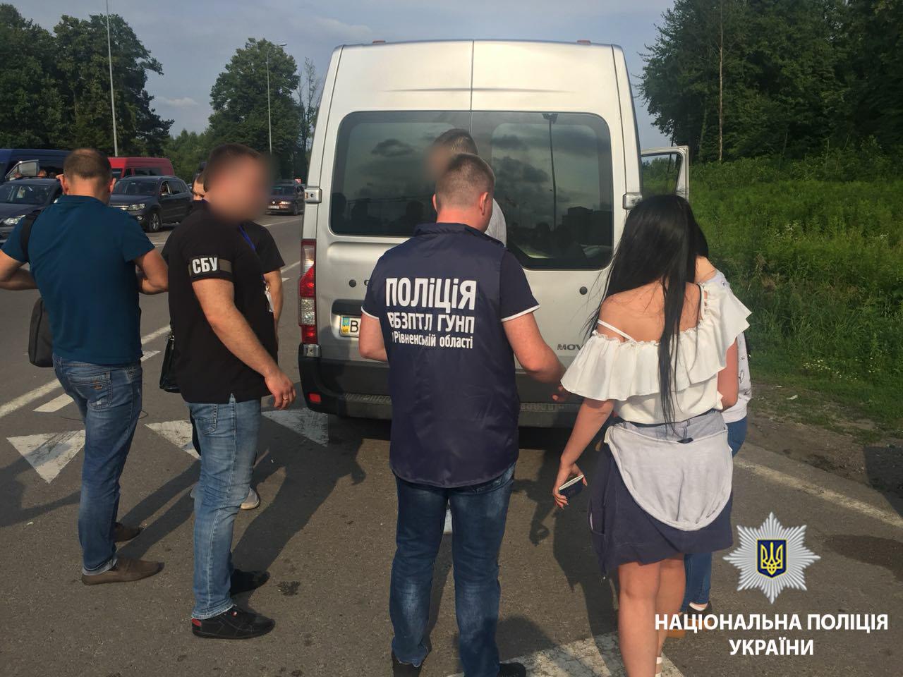 Поліція затримала чоловіка, який вивозив з України дівчат для сексуальної експлуатації