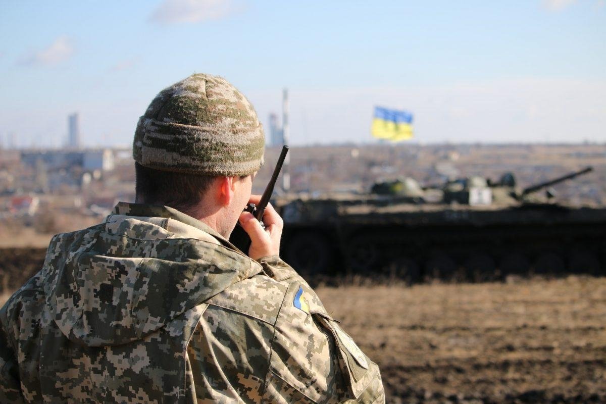 Один український військовий загинув, двоє поранені за минулу добу на Донбасі, - штаб