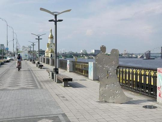 У Києві вандали вже пошкодили скульптури проекту "Війна поруч"