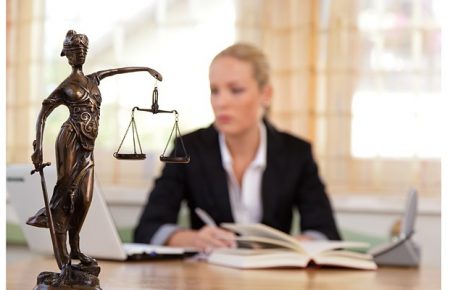 З якими викликами стикаються адвокатки на початку кар`єри?