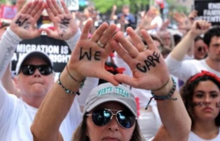 У Вашингтоні жінки вийшли на марш проти імміграційної політики Трампа (ФОТО, ВІДЕО)