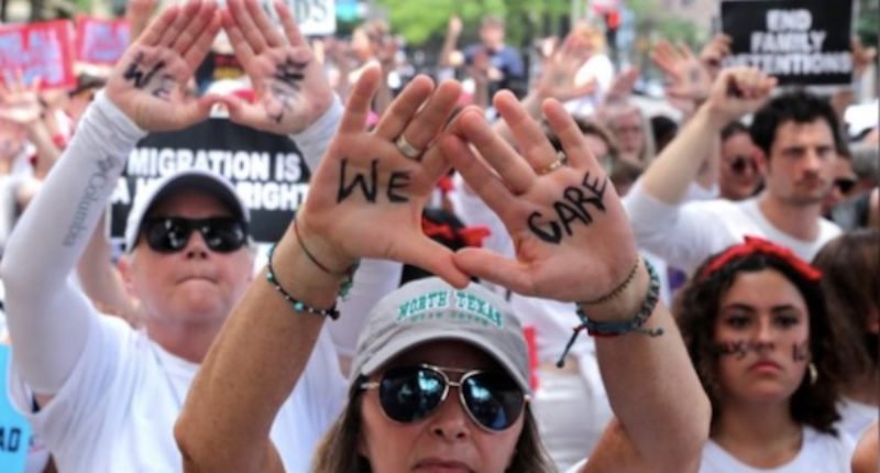У Вашингтоні жінки вийшли на марш проти імміграційної політики Трампа (ФОТО, ВІДЕО)
