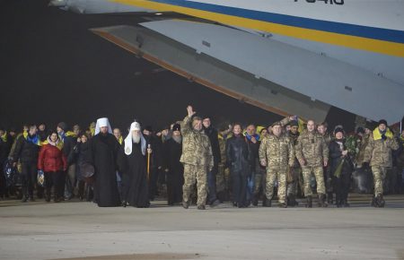 Українські заручники прилетіли до Києва (ВІДЕО)