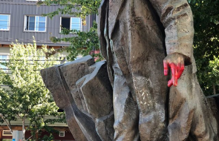 У Сіетлі розмалювали червоною фарбою бронзову статую Леніна – вже не вперше (ФОТО)