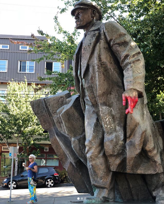 У Сіетлі розмалювали червоною фарбою бронзову статую Леніна – вже не вперше (ФОТО)