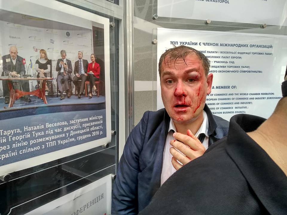 Радикали зірвали з'їзд партії «Розумна сила» у Києві та побили заступника голови (ФОТО)