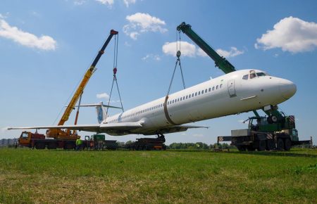 Літак, що викотився на злітно-посадкову смугу в аеропорту «Київ», утилізують (ФОТО)