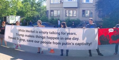 У Києві мітингували під американським посольством і передали звернення Дональду Трампу (ФОТО)
