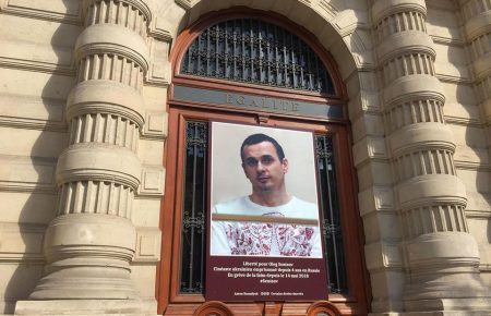 У Парижі на фасаді мерії 4-го округу вивісили банер із портретом Олега Сенцова (ФОТО)