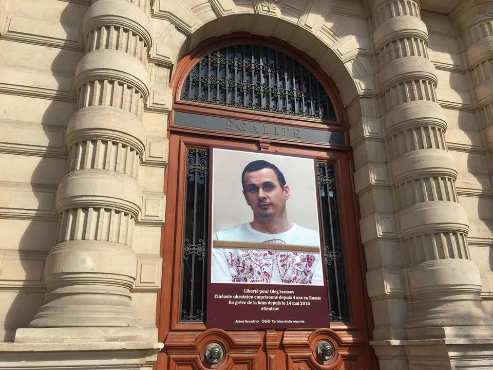 У Парижі на фасаді мерії 4-го округу вивісили банер із портретом Олега Сенцова (ФОТО)