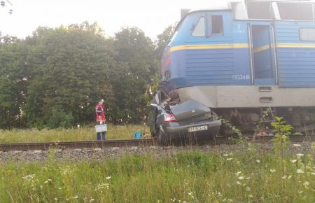 На Київщині потяг збив автомобіль, є загиблі (ФОТО)