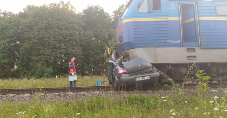 На Київщині потяг збив автомобіль, є загиблі (ФОТО) На Київщині потяг збив автомобіль, є загиблі (ФОТО)
