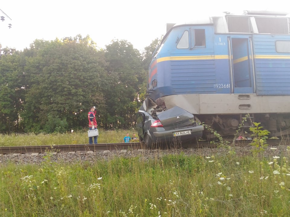 На Київщині потяг збив автомобіль, є загиблі (ФОТО)