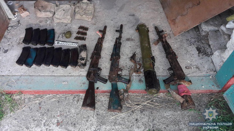 Поліцейські знайшли у родича бойовика на Донеччині арсенал зброї