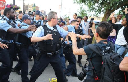 У Чикаго поліцейські вистрілили в чоловіка, мешканці міста вийшли на акцію протесту (ВІДЕО)