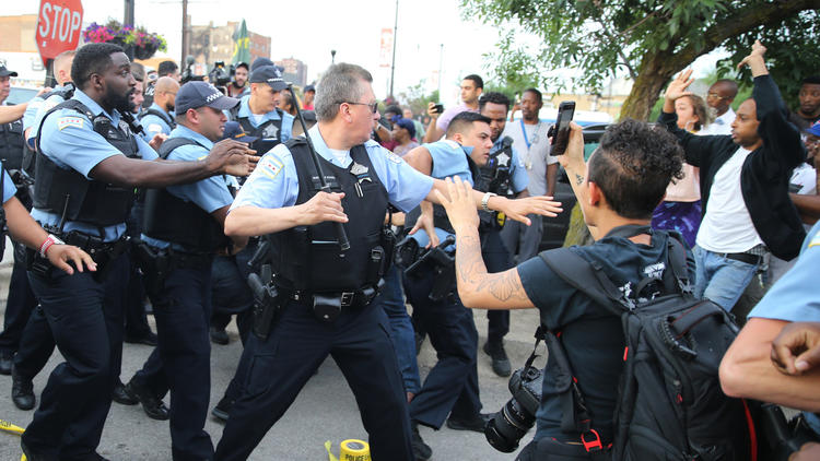 У Чикаго поліцейські вистрілили в чоловіка, мешканці міста вийшли на акцію протесту (ВІДЕО)