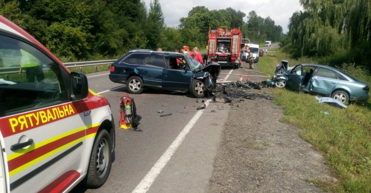 У ДТП на Львівщині загинули дві людини (ФОТО) У ДТП на Львівщині загинули дві людини (ФОТО)