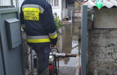 У Дніпрі затопило дорогу водою з метрополітену (ФОТО)