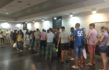 Черги у метро: кияни хочуть поповнити картки за старими тарифами