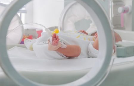У Румунії зафіксували спалах COVID-19 серед немовлят