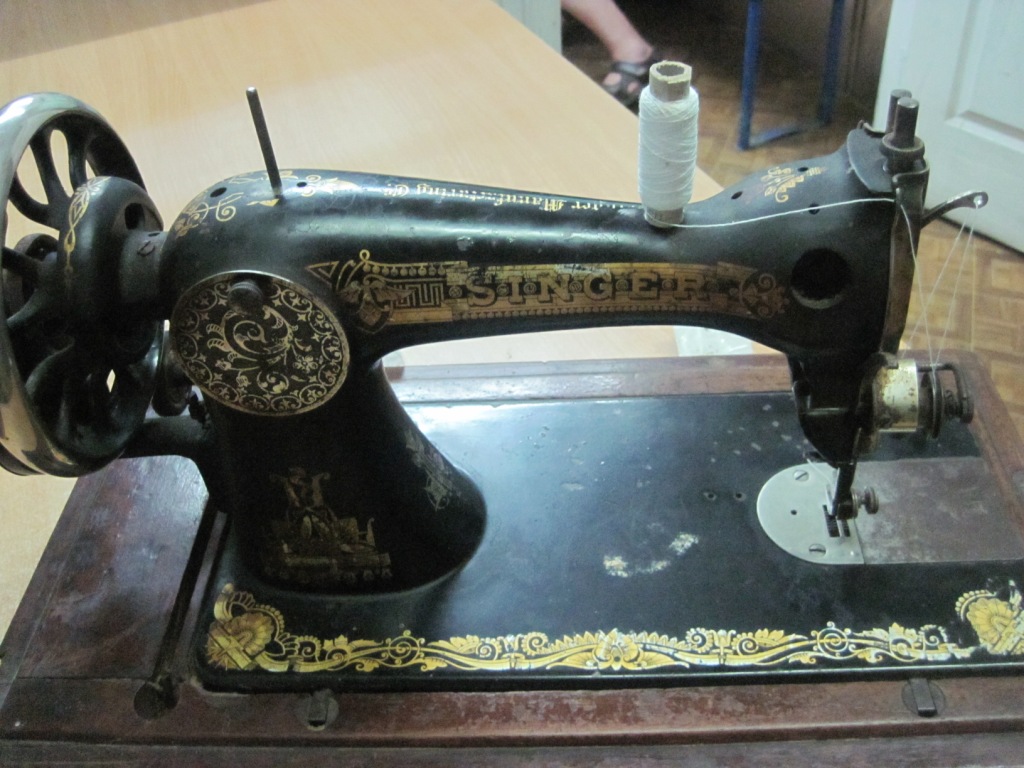 До РФ намагалися вивезти старовинні книги та швейну машинку (ФОТО)