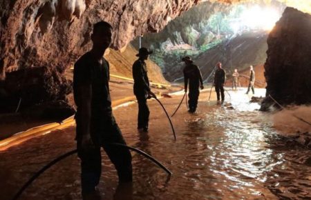 У Таїланді дістали чотирьох хлопців, які застрягли в печері (ОНОВЛЕНО)