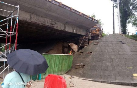 У Києві обвалилася частина Кирилівського мосту, рух транспорту перекритий (ФОТО, ВІДЕО)