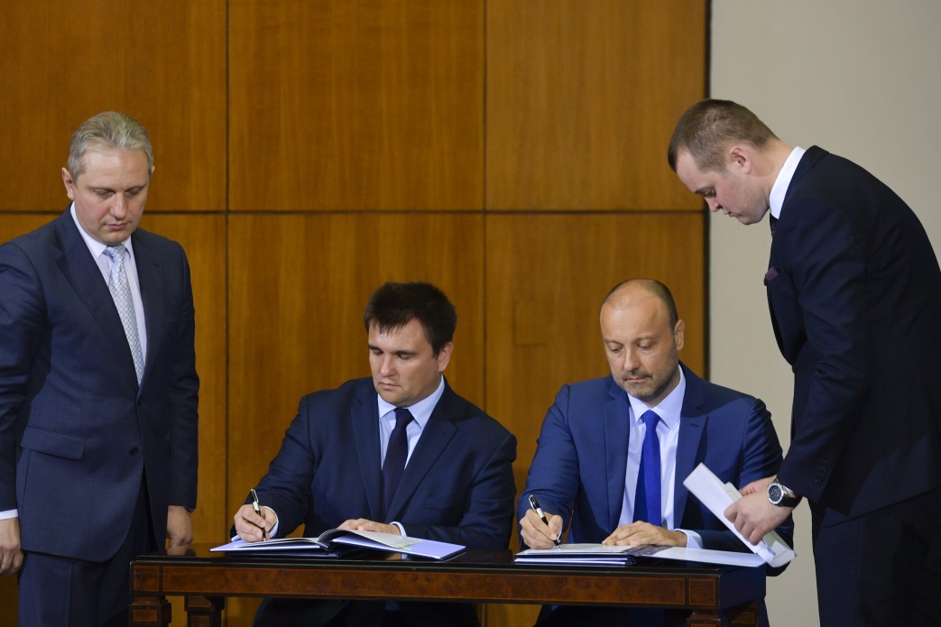 Україна та Сербія підписали угоду про збільшення безвізового перебування громадян