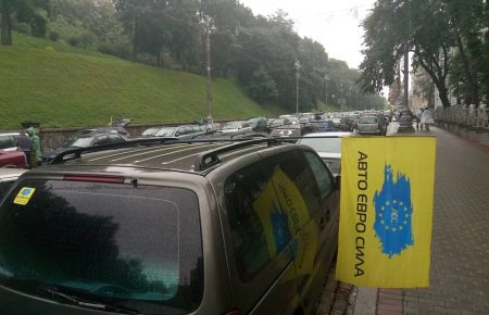 Водії на «єврономерах» почали масово перекривати дороги по Україні