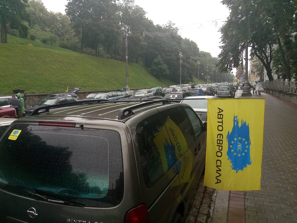 Водії на «єврономерах» почали масово перекривати дороги по Україні
