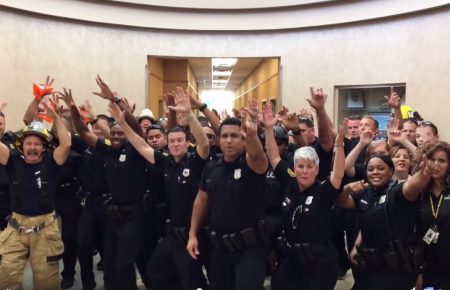 У США поліцейські влаштували флешмоб і танцюють під фонограму (ВІДЕО)