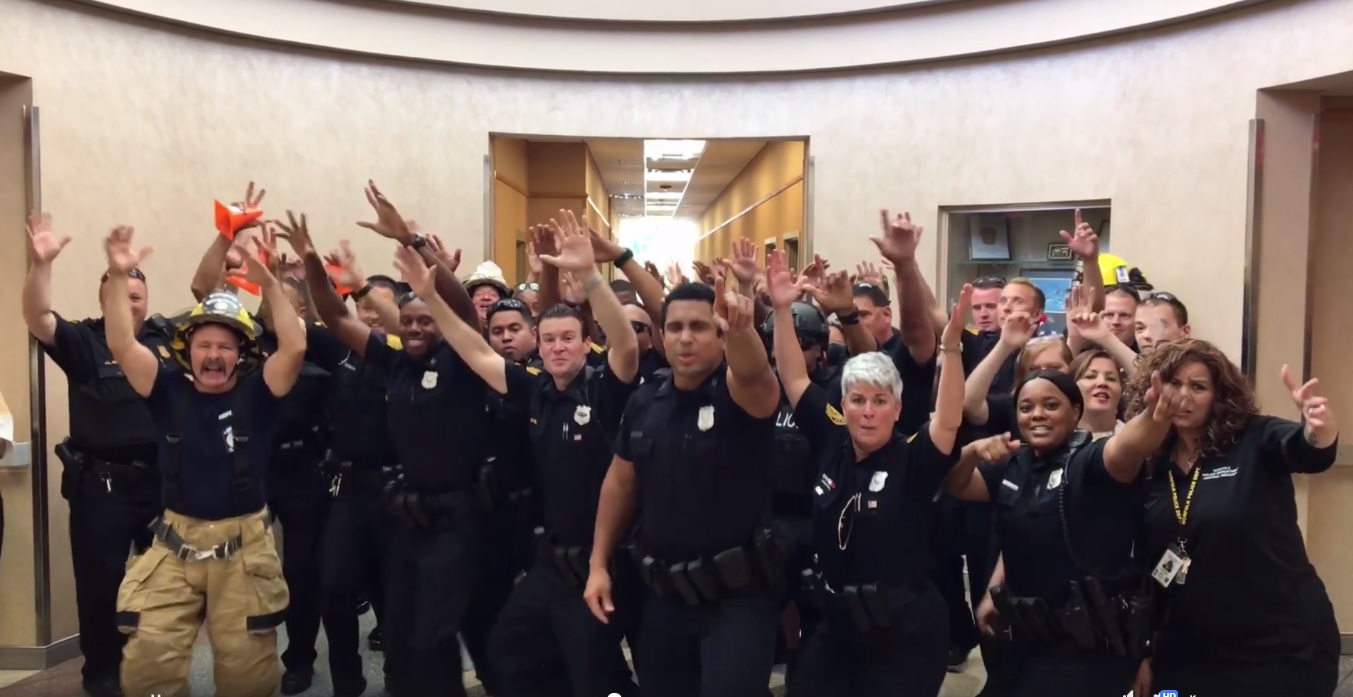 У США поліцейські влаштували флешмоб і танцюють під фонограму (ВІДЕО)