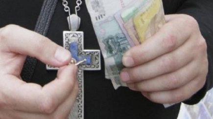 Священник Києво-Печерської Лаври намагався вивезти до Москви 52 тисячі доларів