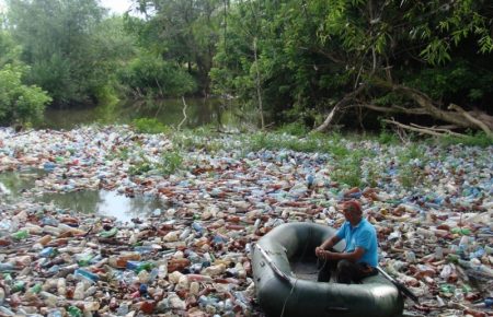 Шар пластику на річках Закарпаття інколи сягає 2 метрів (ФОТО)