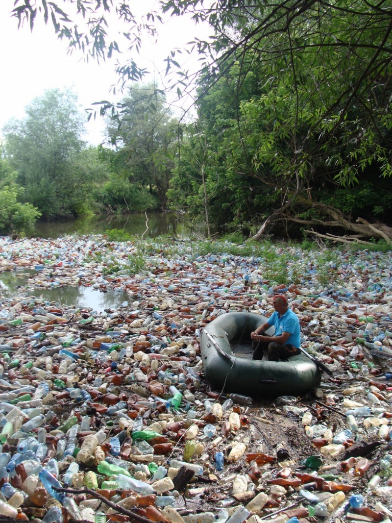 Шар пластику на річках Закарпаття інколи сягає 2 метрів (ФОТО)