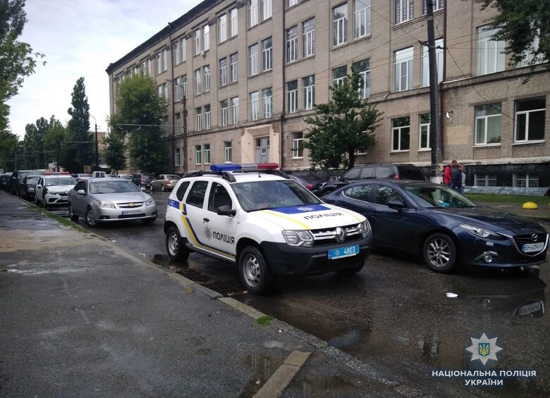 Озброєні нападники пограбували київський ринок, є поранена (ФОТО)