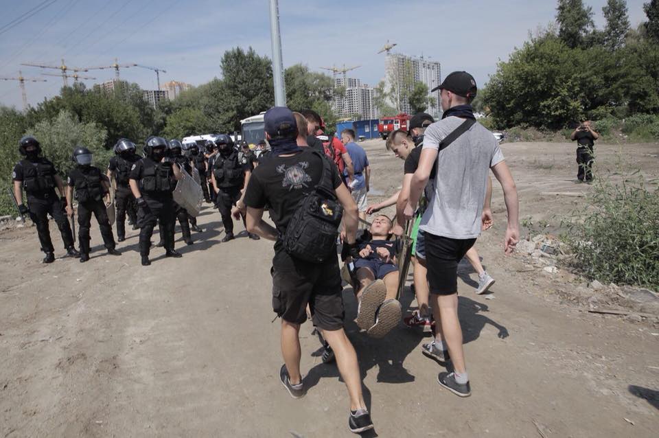 У Києві на Осокорках сталися сутички між поліцією та Нацдружинами: двох затримали