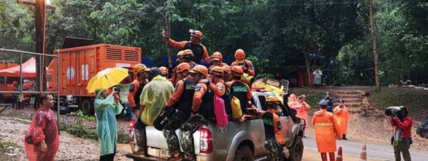 Діти, заблоковані в печері в Таїланді: рятувальники розпочали евакуацію (Відео)