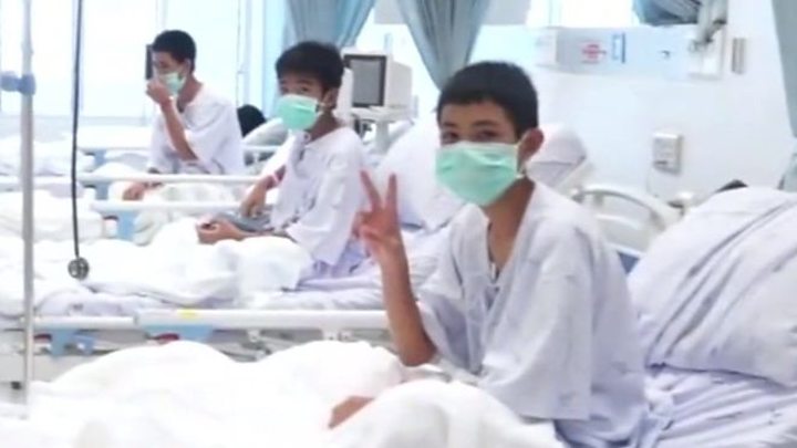 Тайських дітей, які на два тижні застрягли у печері, виписали з лікарні (ВІДЕО)