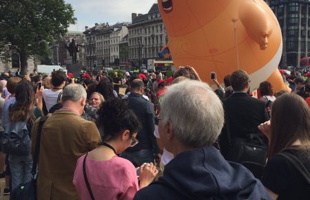 У Лондоні мітингувальники підняли у повітря 6-метрового гумового Трампа (ВІДЕО)