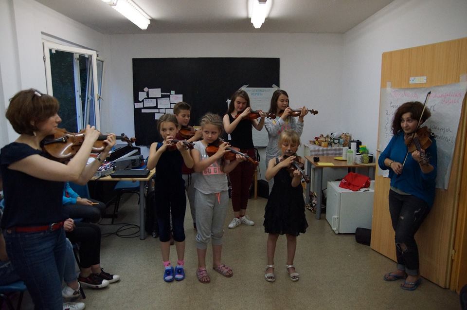 «А здесь не обстреливают?». В Германии волонтеры принимают на отдых детей из прифронтовых районов Украины