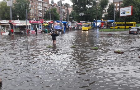 У Києві злива затоплює вулиці (ФОТО, ВІДЕО)