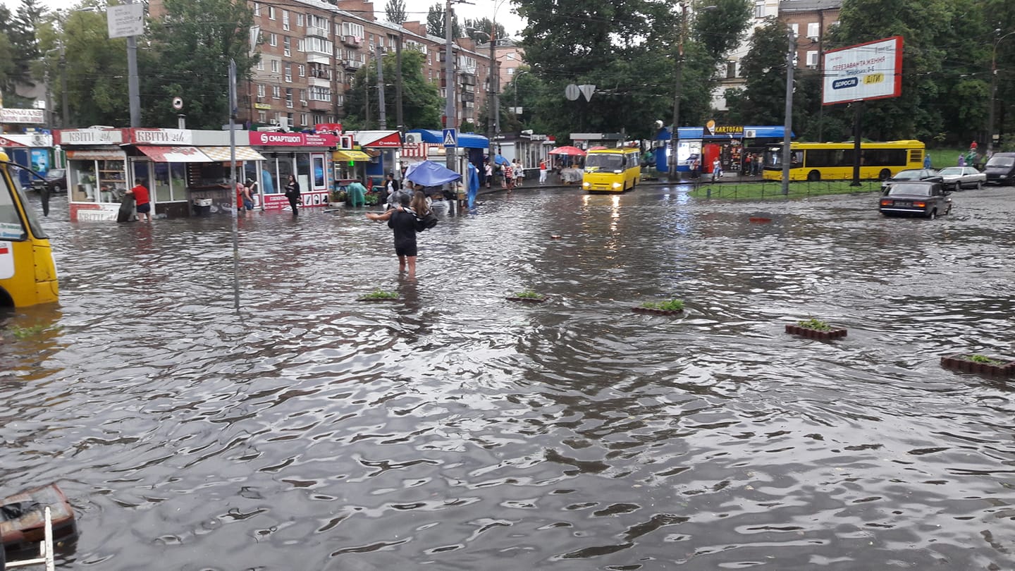 Через сильну зливу в Києві затопило декілька вулиць (ФОТО, ВІДЕО)