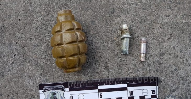 На столичному Подолі знайшли гранату Ф-1 (ФОТО) На столичному Подолі знайшли гранату Ф-1 (ФОТО)