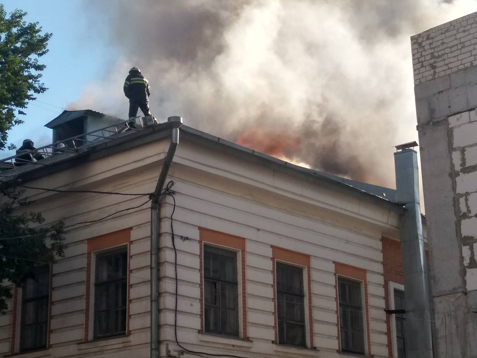 В Харкові через пожежу в будівлі УІПА перекрили три вулиці (ФОТО)