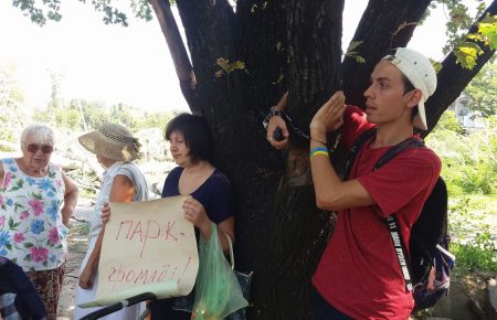 У сквері Яланського у Запоріжжі вирубали дерева попри протести активістів (ФОТО, ВІДЕО)