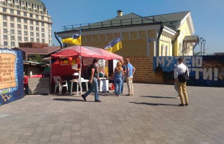 У Києві люди мітингують за створення музею на Поштовій площі (ФОТО)