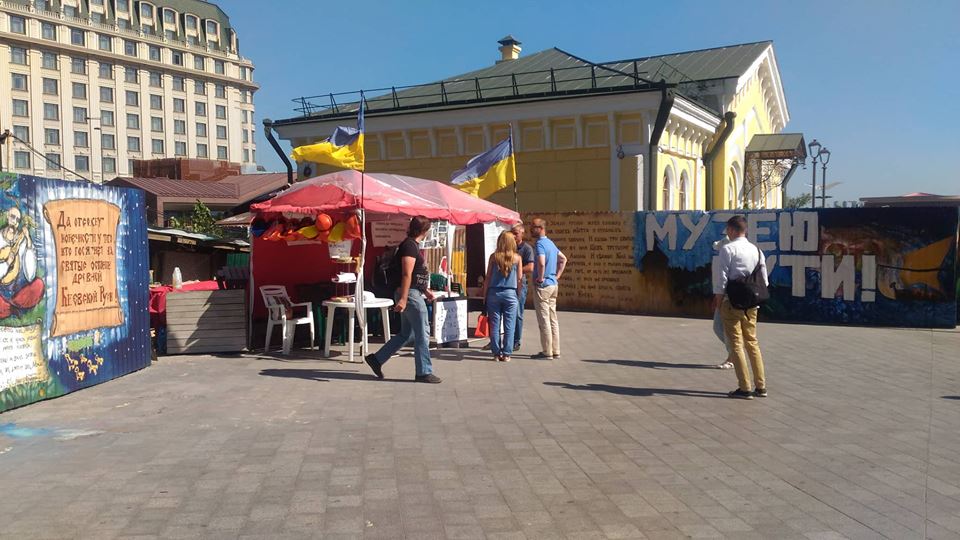 У Києві люди мітингують за створення музею на Поштовій площі (ФОТО)